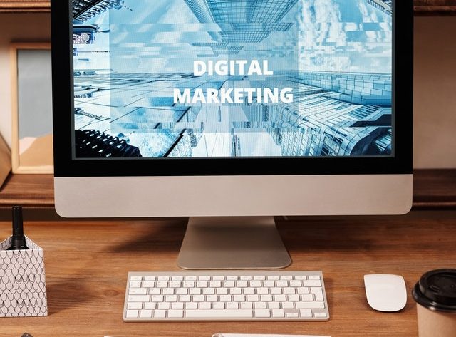 Gambar tulisan digital marketing di monitor